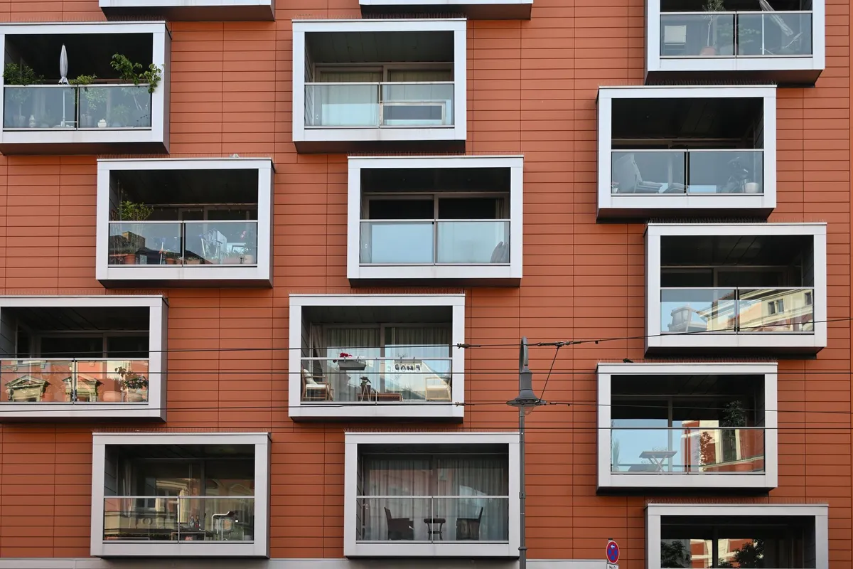 Neubaufassade mit vorspringenden, rundum verglasten Erkerbalkonen über mehrere Geschosse